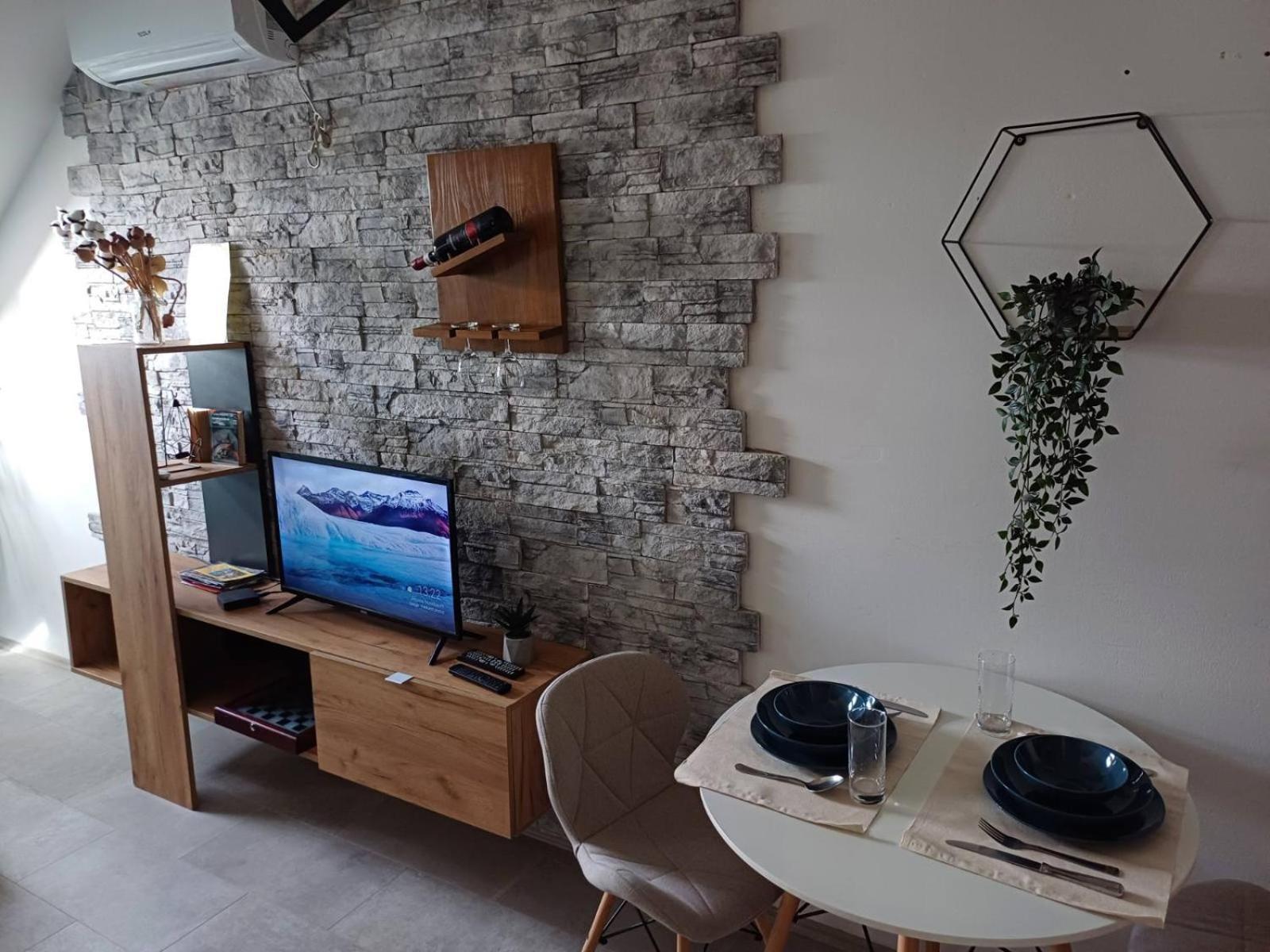 Apartment Centrum - Free Private Parking โนวีซาด ภายนอก รูปภาพ